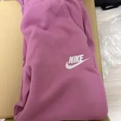 Nike ピンク ロゴ入り長ズボン
