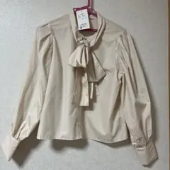 ピンクベージュのボウタイブラウス　Mサイズ