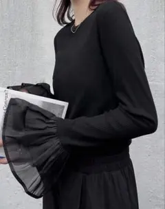 フリル付きブラックニットセーター