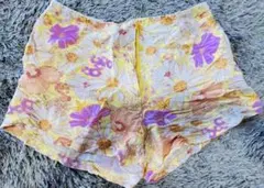 H&M リネンブレンド 花柄ショートパンツ イエロー系のサムネイル