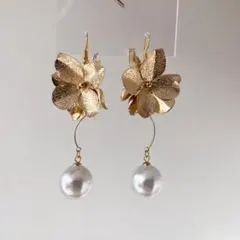 ゴールド フラワー パール ブライダル 結婚式 花 お呼ばれ ピアス イヤリング