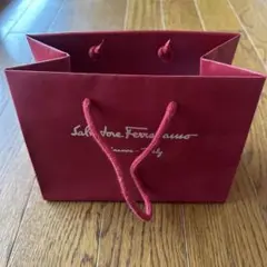Salvatore Ferragamo 赤 ショッパー袋のサムネイル