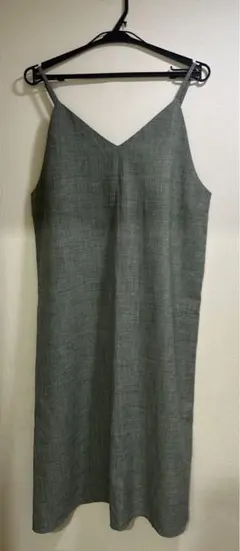 GU カーキ　Vネック キャミワンピース