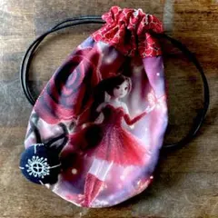 ハンドメイドミナペルホネンanemoneのブローチと赤い服の女の子と薔薇蝶々巾着