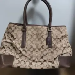コーチ　トートバッグ　シグネチャー　肩掛け　チャーム　ロゴ　キャンバス　ブラウン