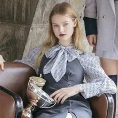 REDYAZEL モノグラムプリントボウタイブラウス