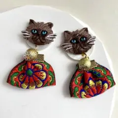 猫モチーフ　チロリアンテープタッセルイヤリング/ピアス◆シェル　個性的