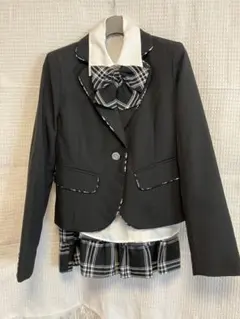 ブラックスーツ・ブレザー・チェック柄スカート