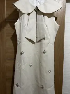 アイボリー 大きな襟 タイトドレス 新品タグ付き