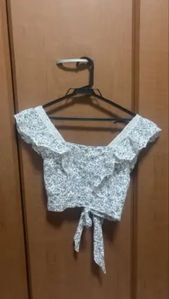 American Eagle 花柄 フリル クロップド丈 トップスのサムネイル