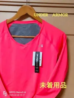 未着用　Under Armour ピンク 長袖 Vネック 　ロンＴ ランニング