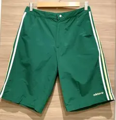 adidas グリーンショートパンツ