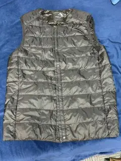 黒いナイロンキルティングダウンベスト