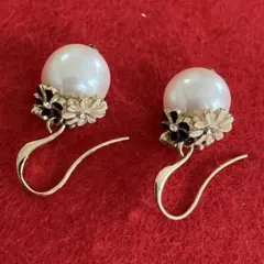 パールと花のフックピアス