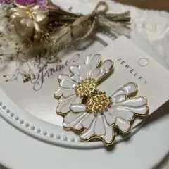 アンティーク調　ハーフフラワーピアス　華やか　ホワイト✖︎ゴールド