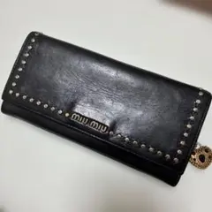 ⭐︎ miu miu 長財布 ブラック スタッズ ハートチャームのサムネイル