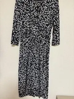 EGERIE 黒と白の花柄長袖ワンピース