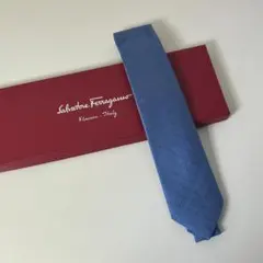 ●【未使用】サルバトーレフェラガモ シルク ネクタイ ブルー ガンチーニ 箱付き