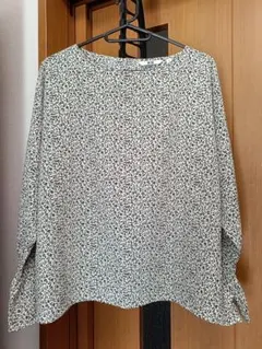 フレアスリーブ 小花柄ブラウス