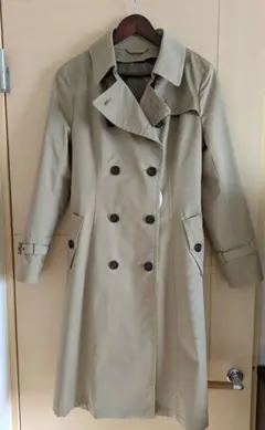 ベージュ ダブルブレスト トレンチコート