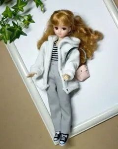 129.リカちゃん22cmドール服　　白いパーカーとパンツ