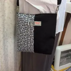 手作り蜂模様ポシェット