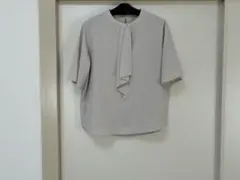【COMME CA ISM】 ボウタイ風 半袖ブラウス　グレージュのサムネイル