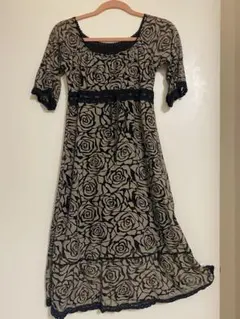 【薔薇の総柄ワンピ】レディース★ベージュに黒の薔薇柄★バラ★ハイウエスト★リボン