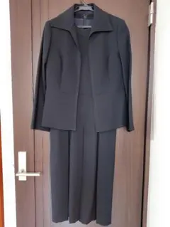 ブラックスーツ・ジャケットとワンピースセット