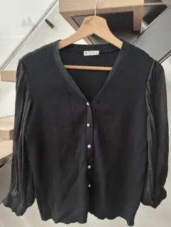 黒カーディガン　シアー　バルーン袖　袖プリーツ　Vネック　パールボタン　春夏