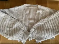 グレイル　ライトグレー ケーブル編みボレロカーディガン