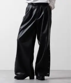 黒 合成皮革 ワイドパンツ サイドボタン付き