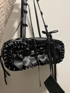 フリル付きブラックショルダーバッグ