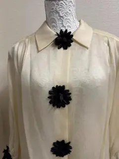 VILLASETA　シルク素材　アイボリー　お花モチーフ　お洒落JK　可愛い！！