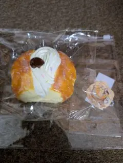 ムム　スクイーズ　チェリークリームパン