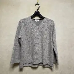 Vネックニットブラウス