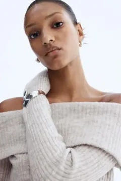 H&M オフショルダーリブセーター　ニット