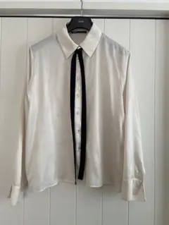 アイボリー シルク風 リボン付き長袖シャツ