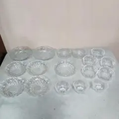 【昭和レトロ】ガラス食器21点　小鉢・皿・グラス　分厚いガラス　花模様など