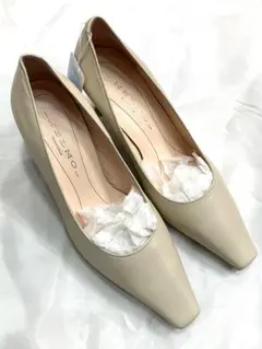 MELMO 本革 トップベージュ ポインテッドトゥパンプス 22.EEのサムネイル