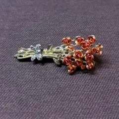 アメリカヴィンテージ　ゴールドカラー　小さなバラの花束のブローチ