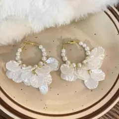 パールと貝殻のフープピアス