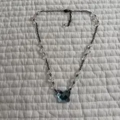 蝶のクリスタルネックレス