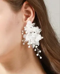 ホワイト花モチーフイヤリング