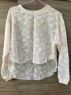 Lily Brownクリーム色 花柄 トップスのサムネイル