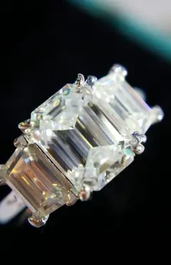 Megumi様！新作♡最高級モアサナイト　エメラルドカット　3ストーンリング