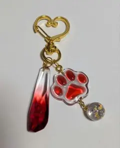 #526 レジンキーホルダー クリスタル 肉球 ハンドメイド 犬 猫 赤