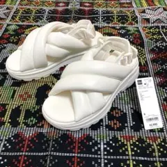 【タグ付き新品】GU ボリュームソールパフィーサンダル ホワイトのサムネイル
