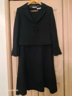 ブラックワンピーススーツ(ワンポイントリボン)