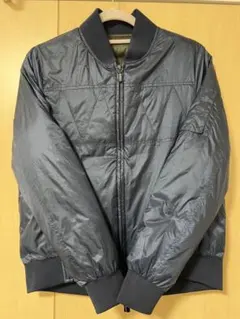 MA-1スタイルのネイビーのナイロンジャケット、オリーブグリーンの裏地付き。